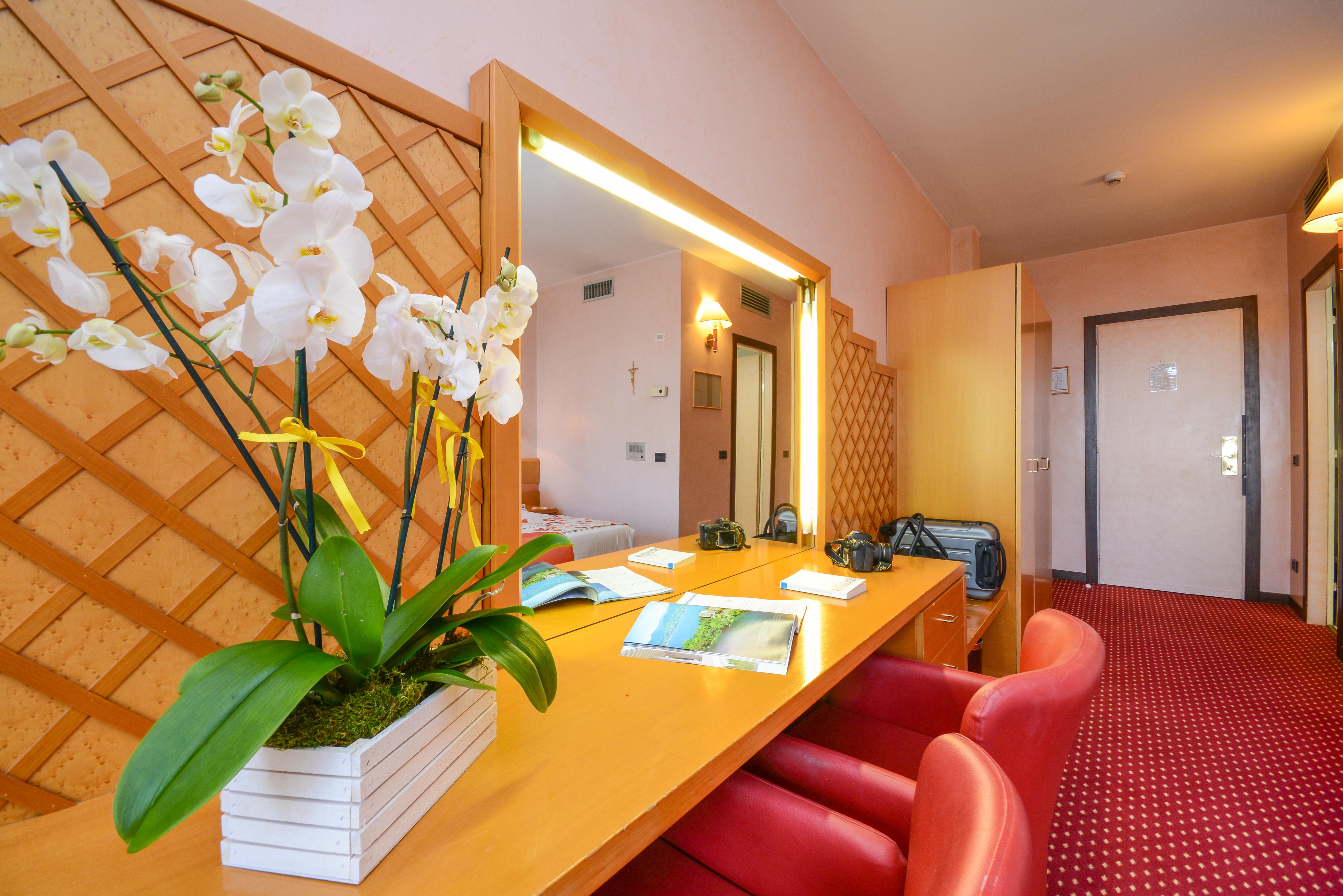 Hotel Oliveto Дезенцано-дель-Гарда Екстер'єр фото