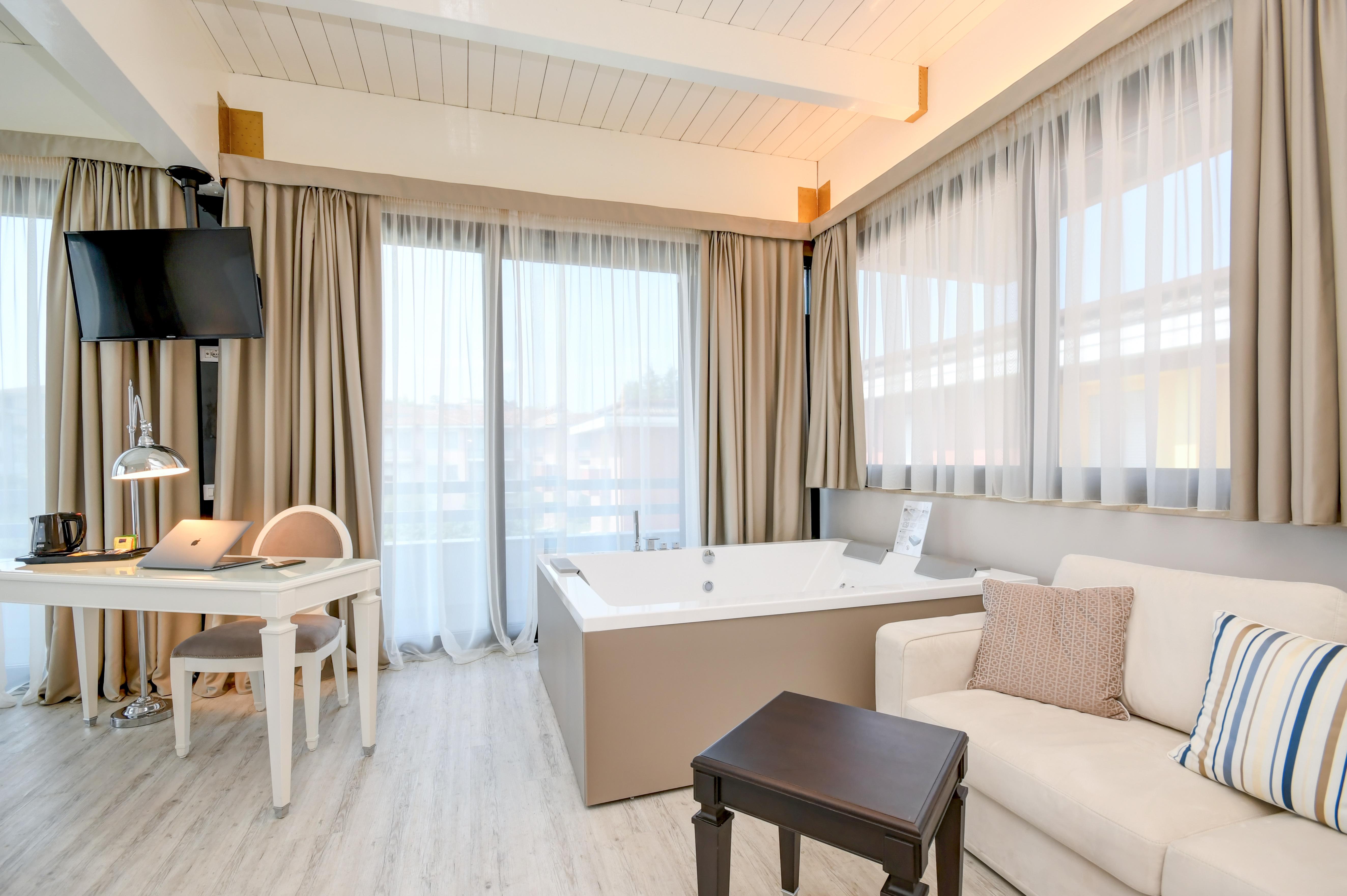 Hotel Oliveto Дезенцано-дель-Гарда Екстер'єр фото