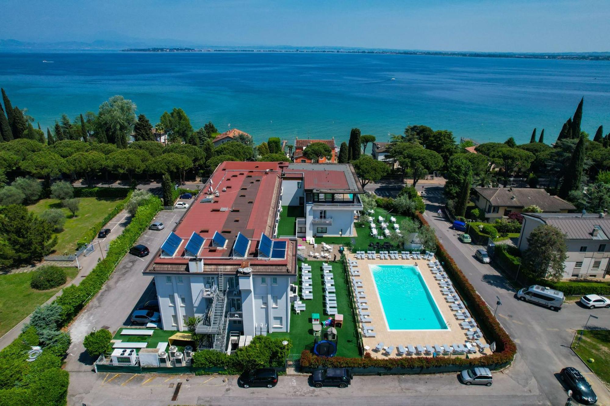 Hotel Oliveto Дезенцано-дель-Гарда Екстер'єр фото