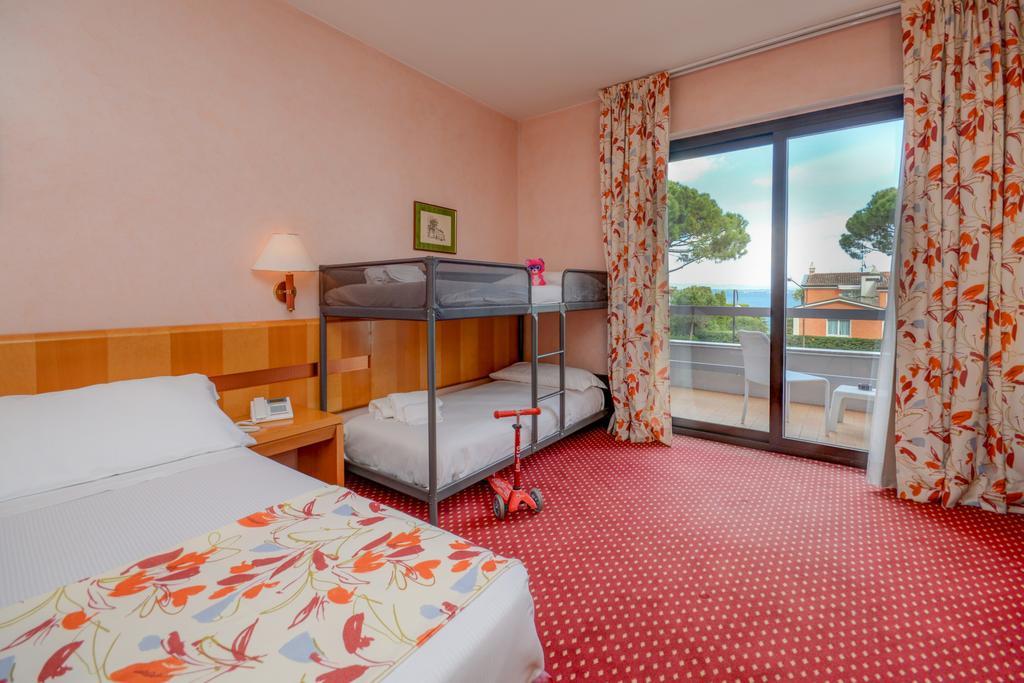 Hotel Oliveto Дезенцано-дель-Гарда Екстер'єр фото