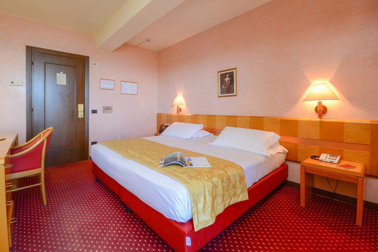 Hotel Oliveto Дезенцано-дель-Гарда Екстер'єр фото