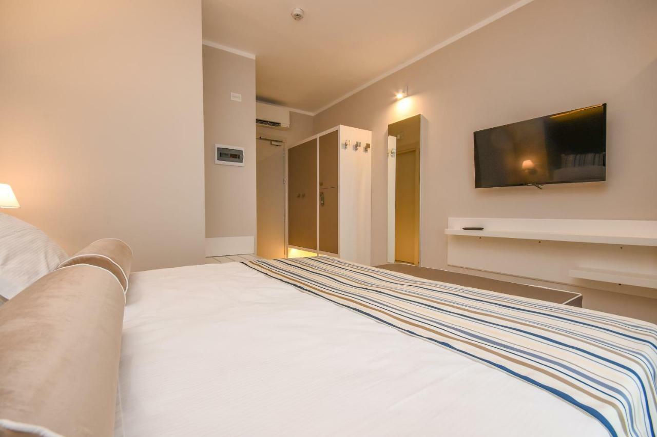Hotel Oliveto Дезенцано-дель-Гарда Екстер'єр фото
