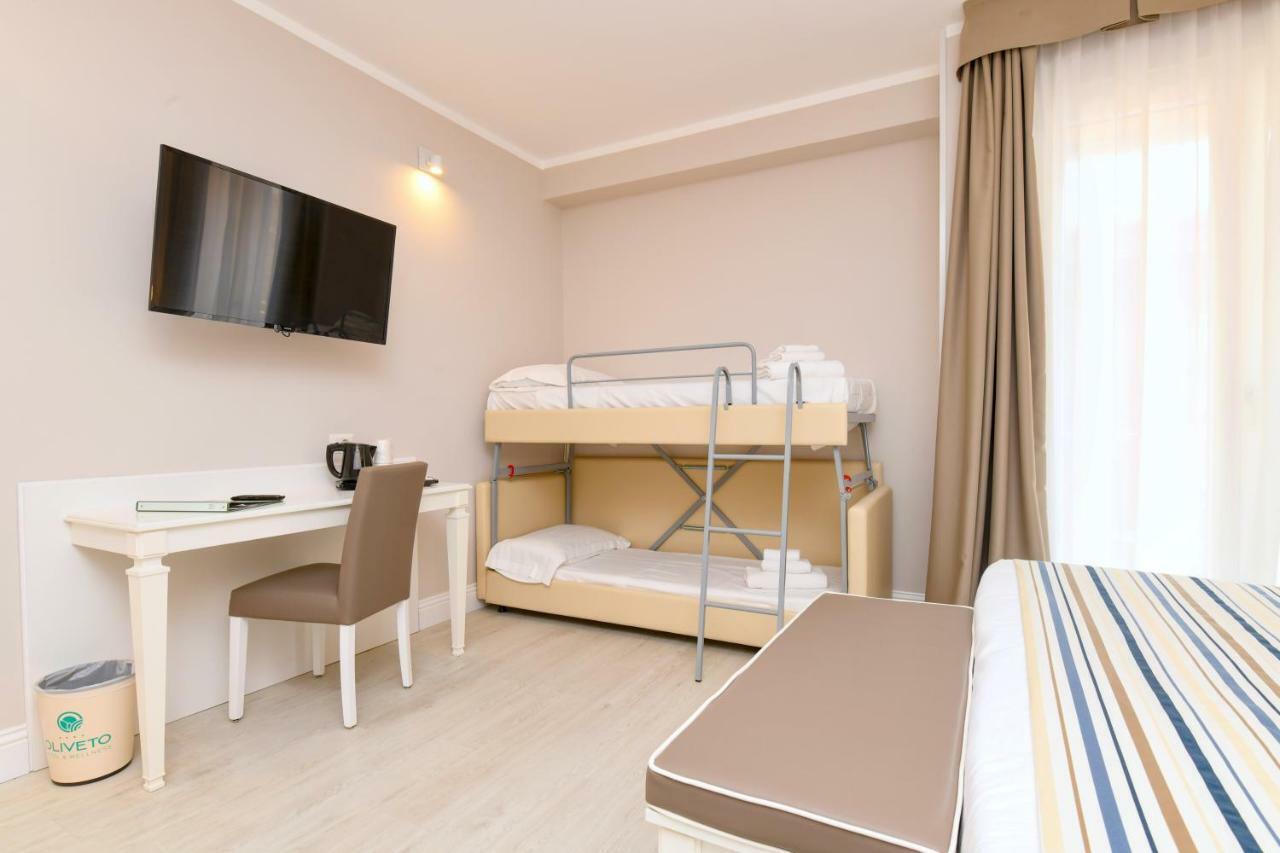 Hotel Oliveto Дезенцано-дель-Гарда Екстер'єр фото
